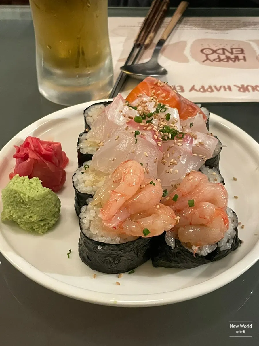 A plate of old kimchi sashimi salt kimbap at Hatpiendo