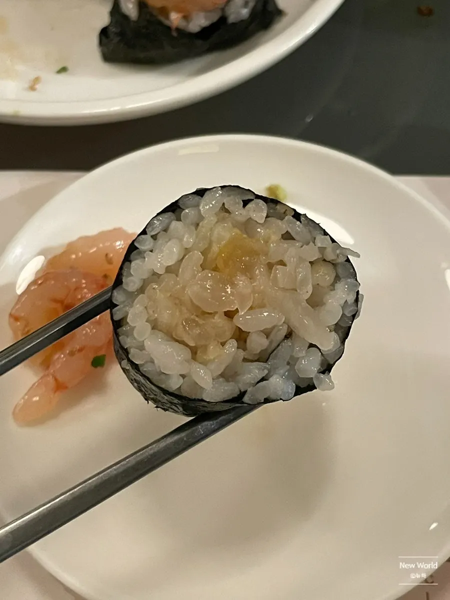 Old kimchi salt kimbap eaten separately