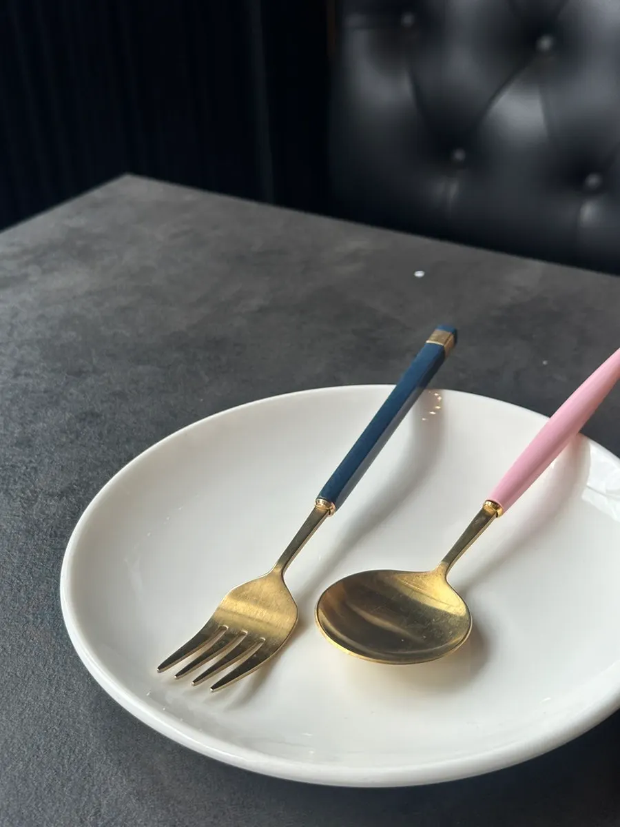 Complimentary pickled radish and pretzel snacks