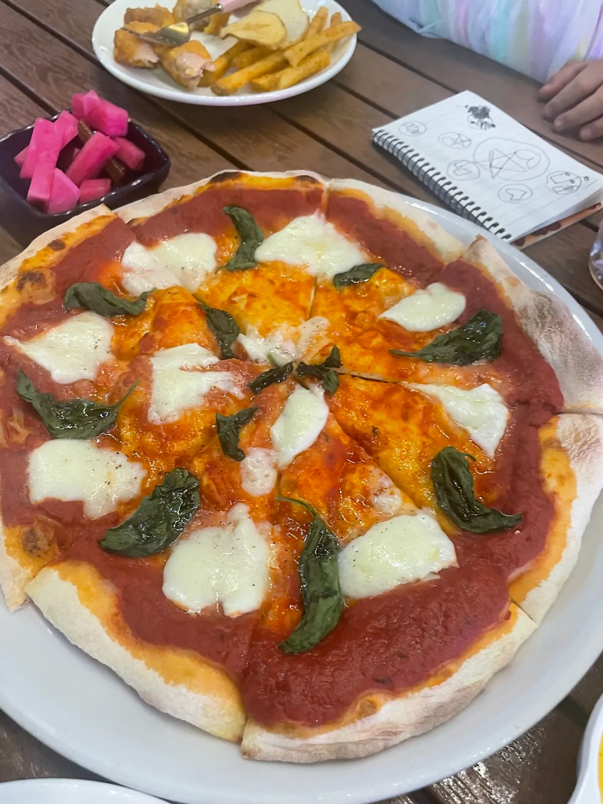 Pizza Margherita de Hope So sobre la mesa servida
