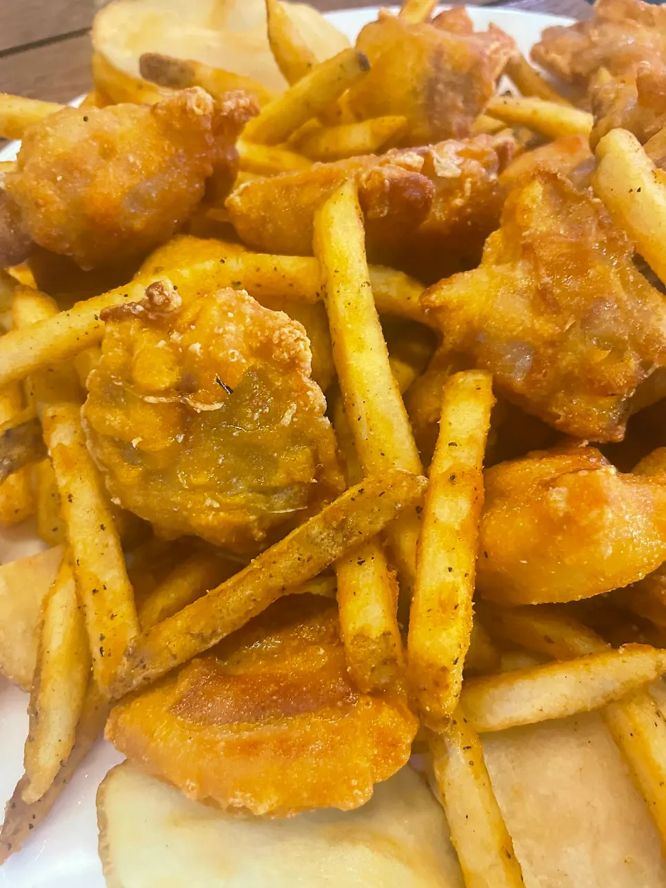 Plato con pollo deshuesado y papas fritas