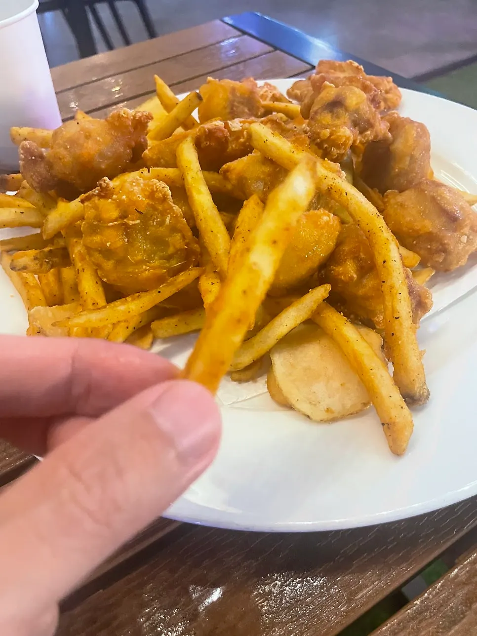 Mesa servida con pizza y pollo deshuesado juntos