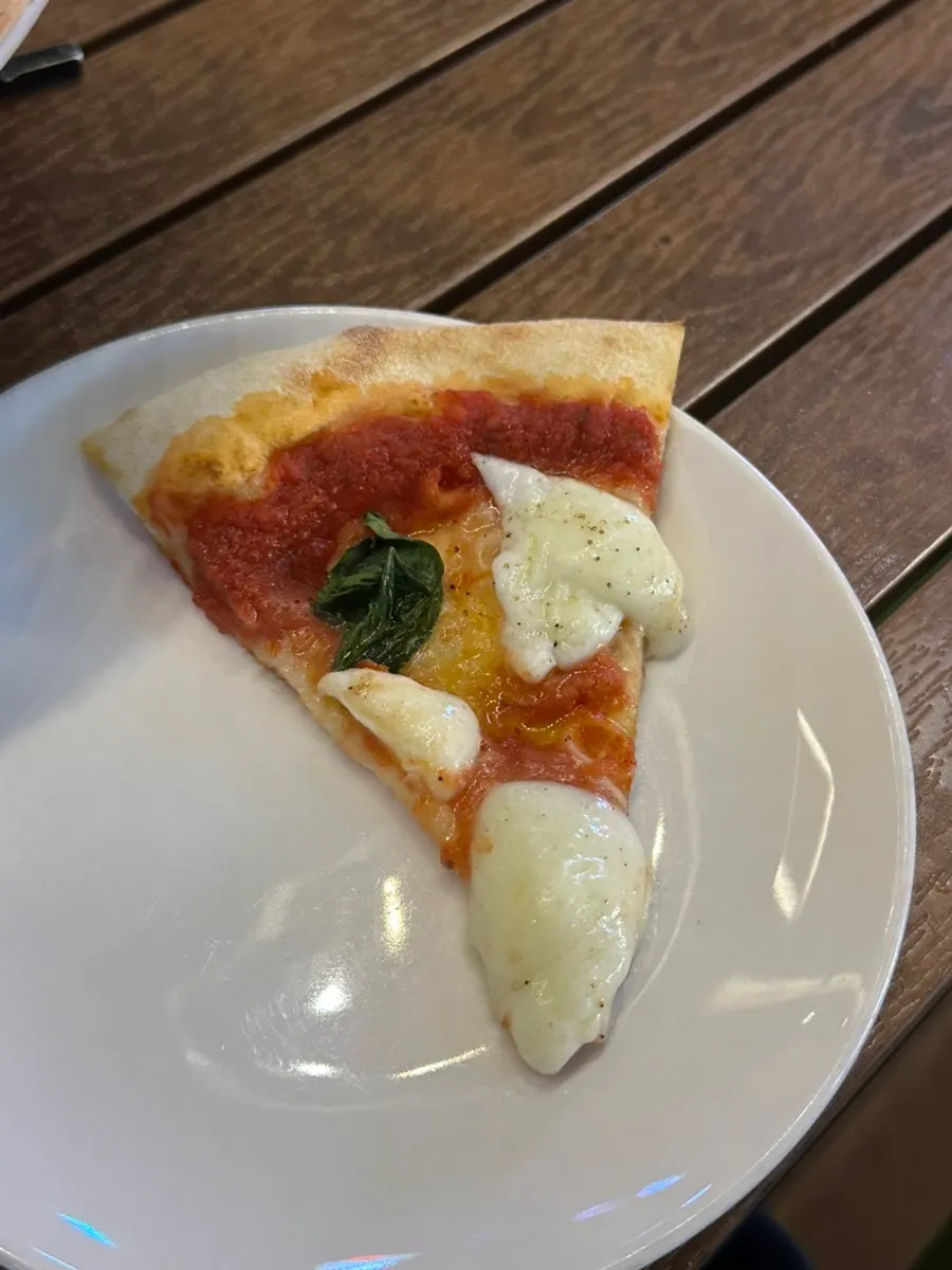 토마토소스와 생모차렐라, 바질이 올라간 마르게리따 화덕피자