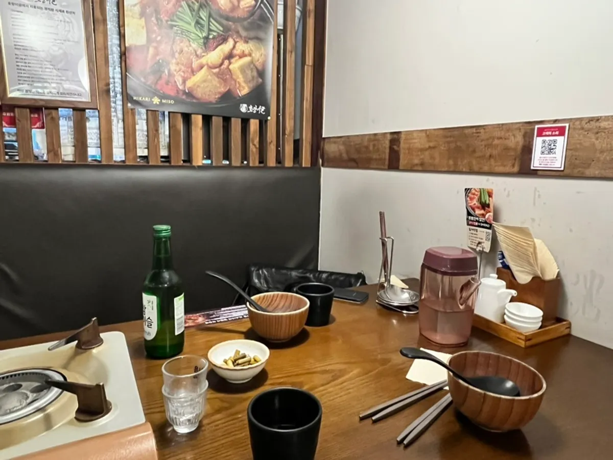 손님으로 가득 찬 호랑이굴 방이점 내부 소파석