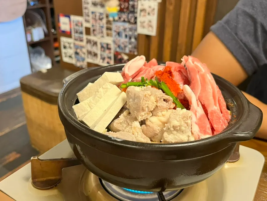 두부와 곱창, 고기가 담긴 곱창전골 냄비