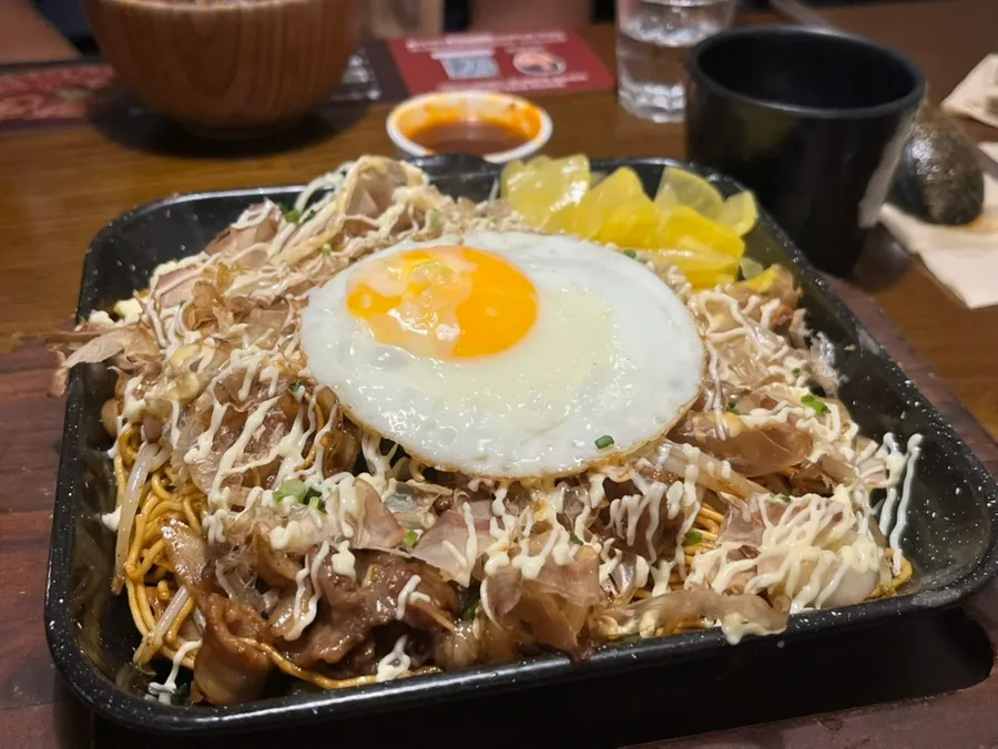 곱창과 계란 후라이가 올라간 야끼소바 사리