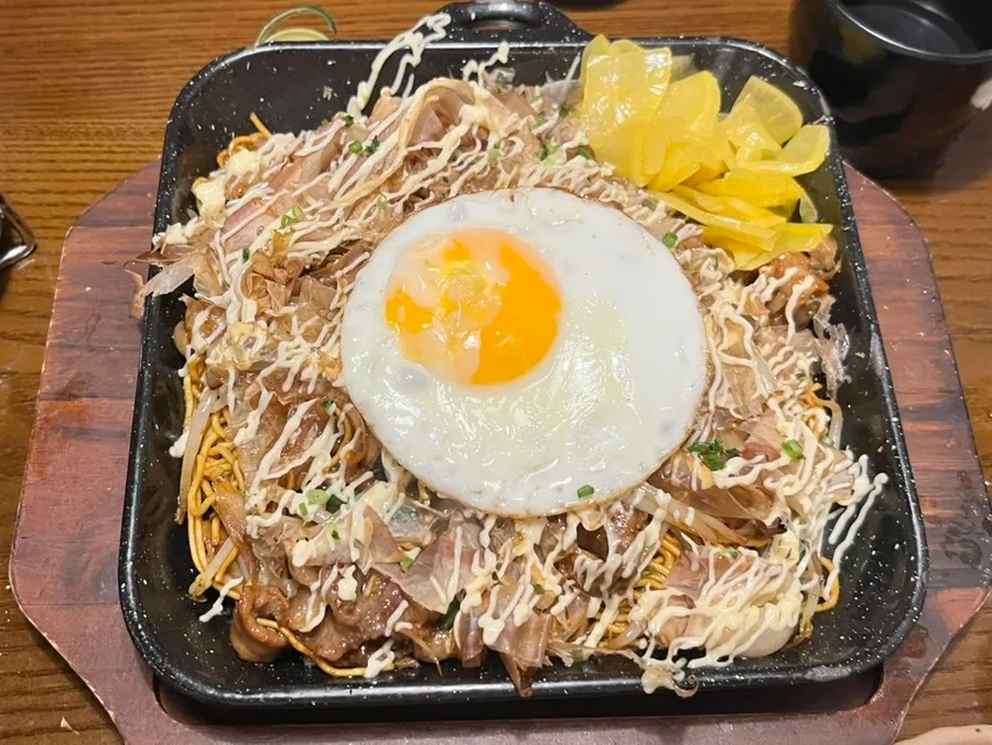 마요네즈를 뿌린 야끼소바 한 접시