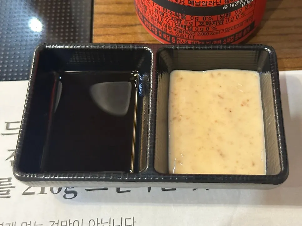猪肉盖饭套餐和牛肠锅一起摆放的一桌