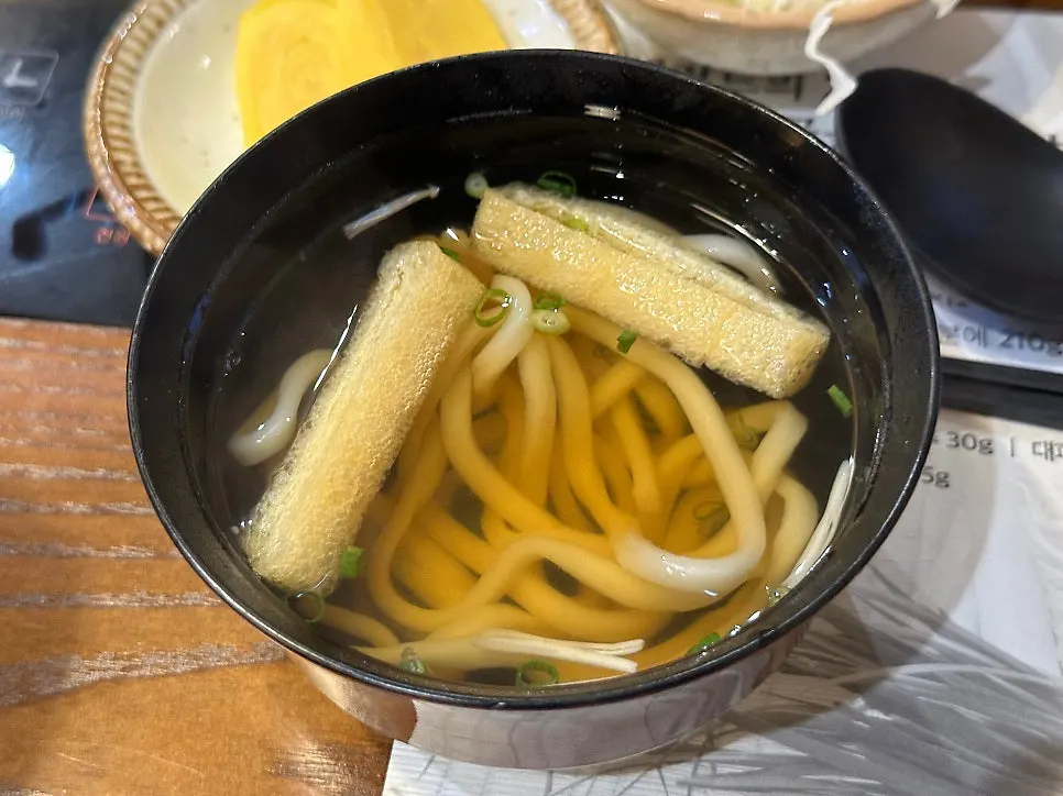 装在便当盒里的直火猪肉盖饭套餐组合