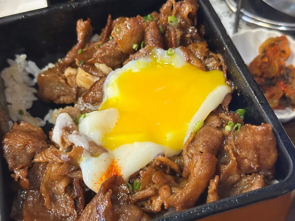 盖有半熟蛋的猪肉盖饭