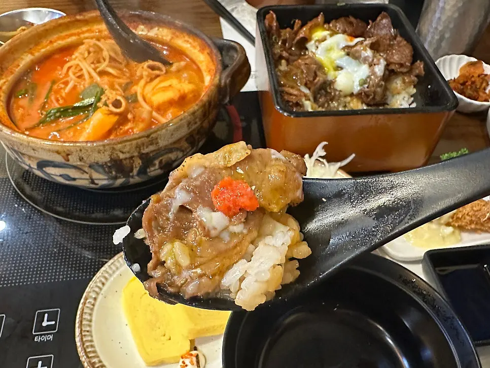 拌开蛋黄的猪肉盖饭一勺
