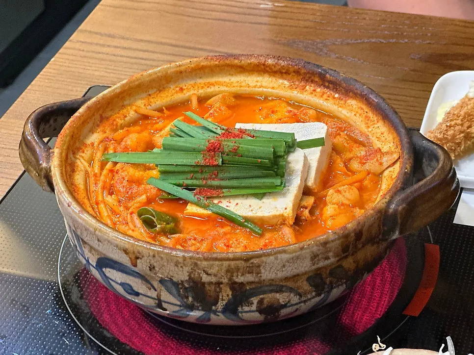 小菜与猪肉盖饭套餐全套摆盘