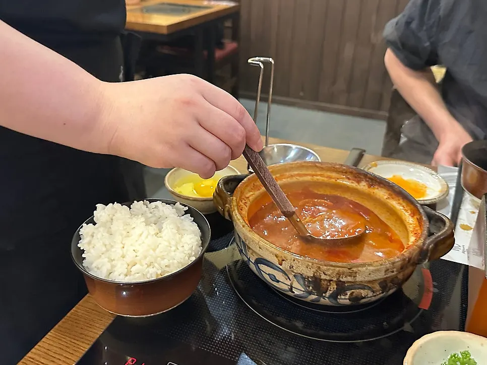 正在煮的锅中牛肠和大肠
