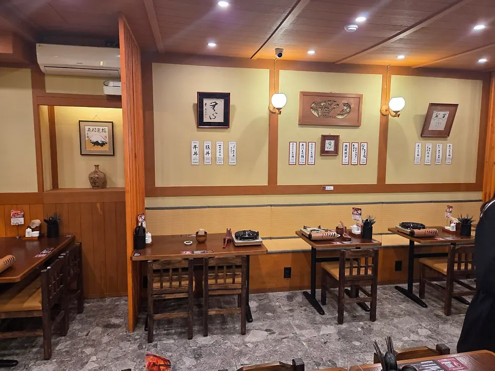 다닥다닥 붙은 호랑이굴 테이블
