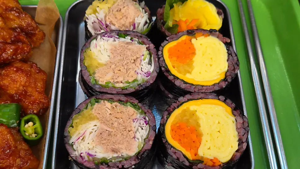 Tuna-scallion gimbap and cheese-egg gimbap in two rows