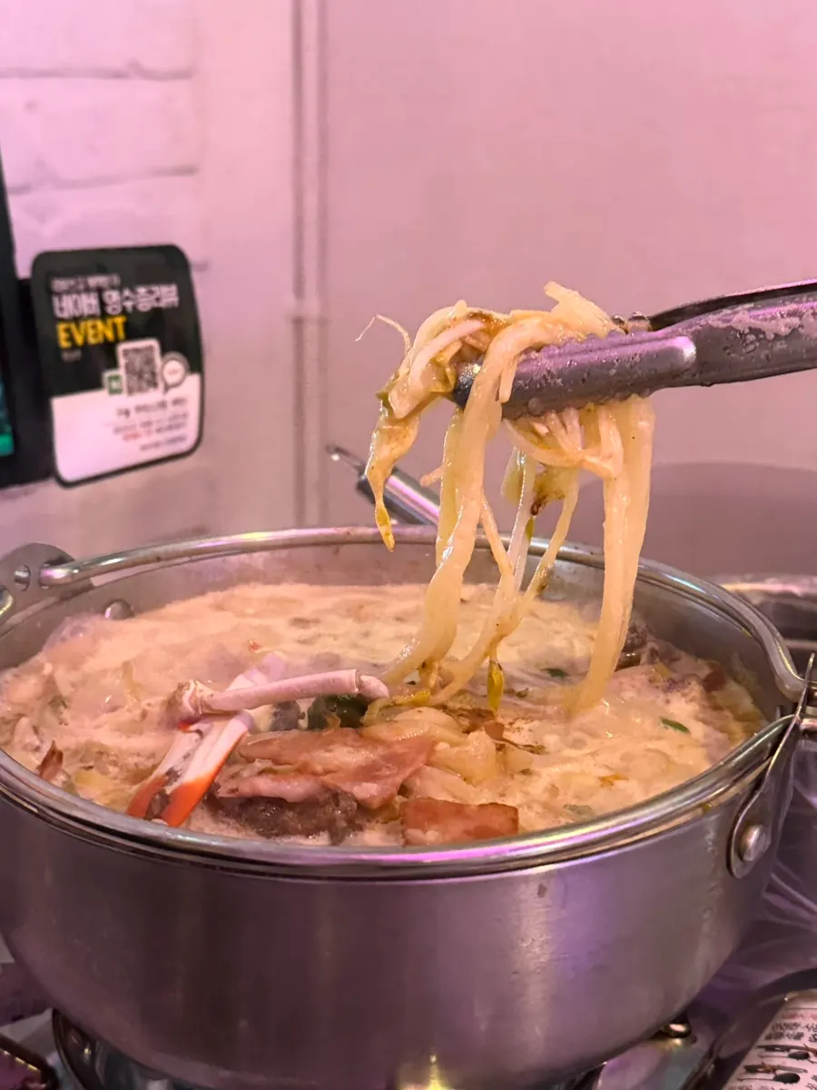 꽃게와 새우 등 재료가 푸짐한 크림 짬뽕 우동