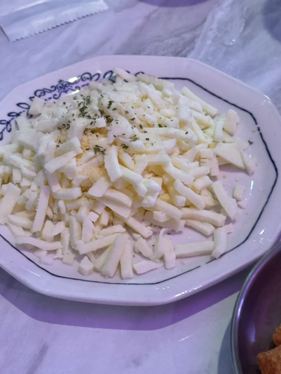 우삼겹이 넉넉히 올라간 떡볶이