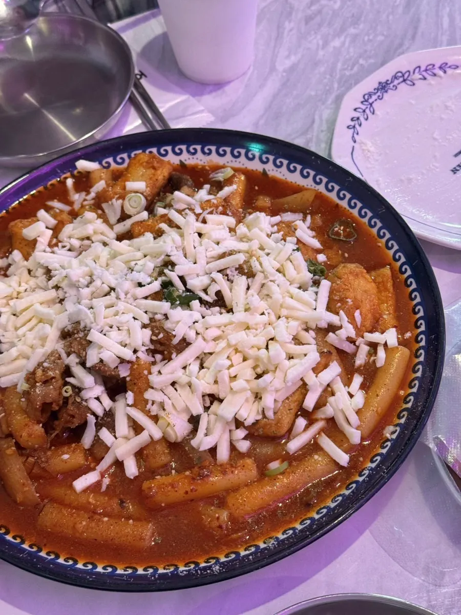 치즈를 올린 우삼겹 떡볶이