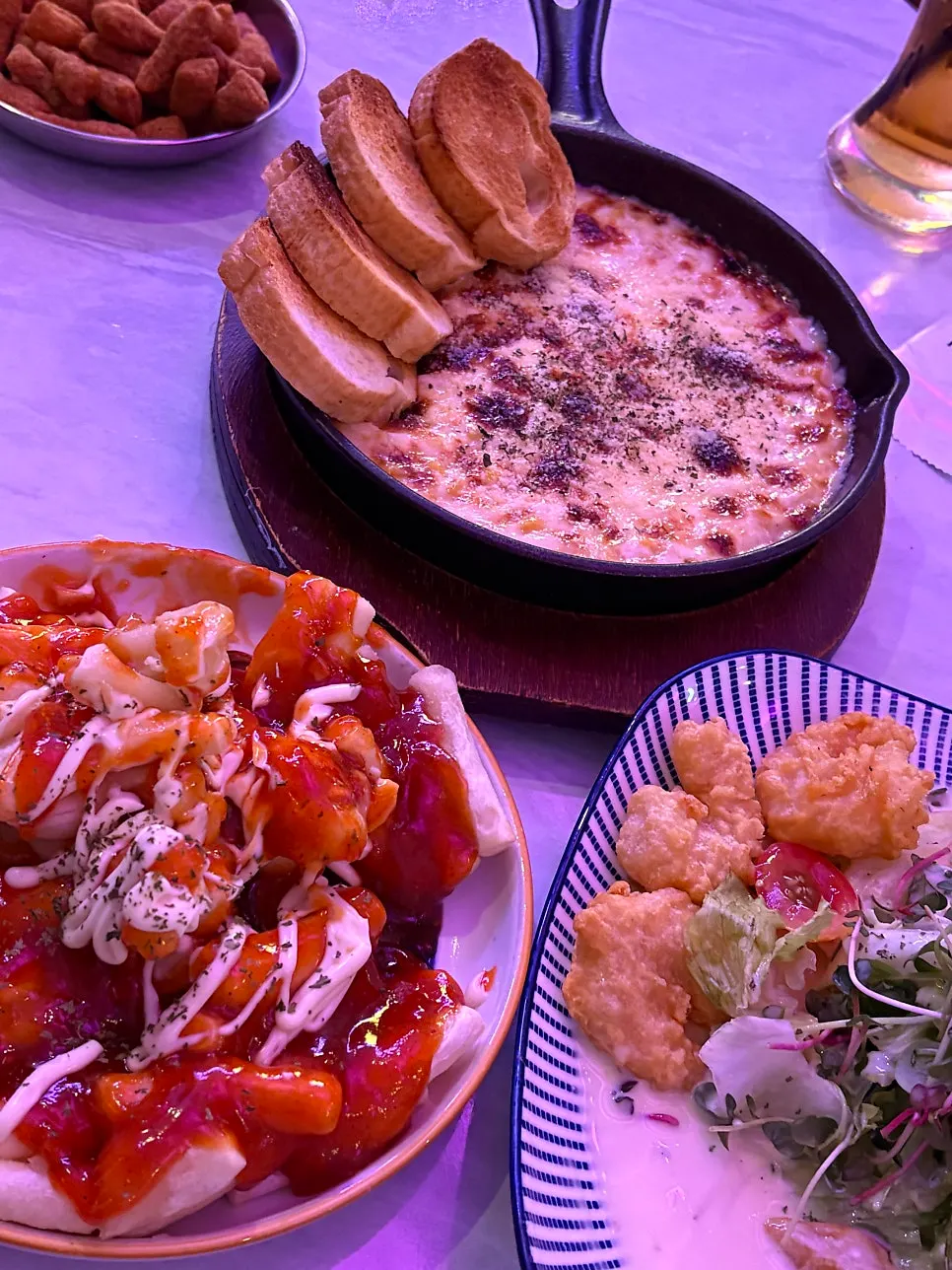 테이블에 차려진 안주 3종