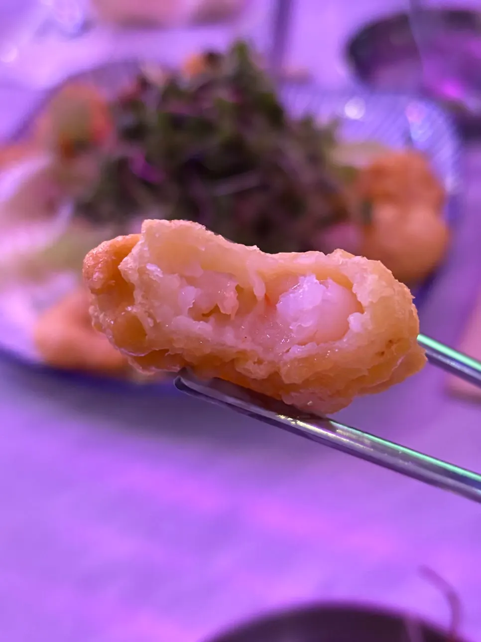 생망고 토핑이 올라간 크림새우 클로즈업