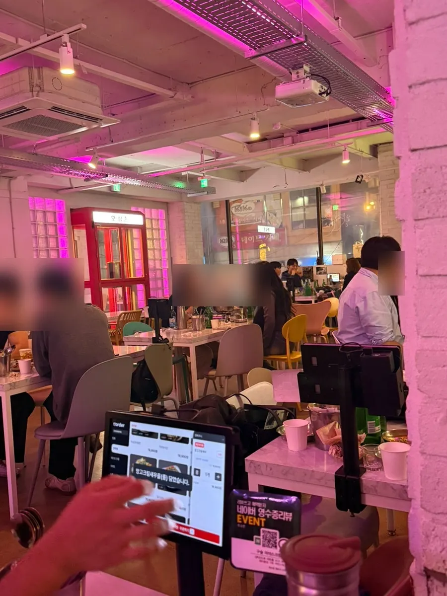 Spacious table layout inside Ho Samchon Yeongdeungpo Main Branch