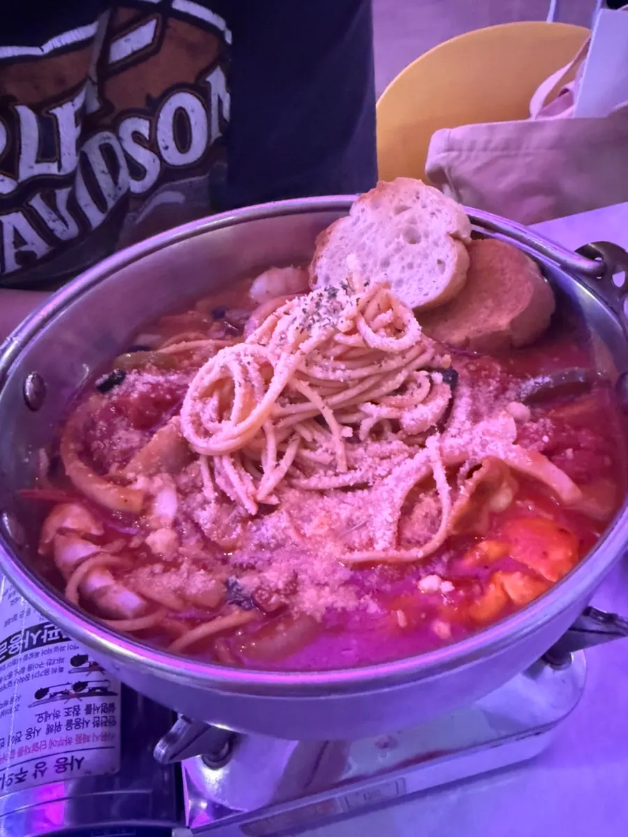 Tomato haejang pastang topped with two baguettes