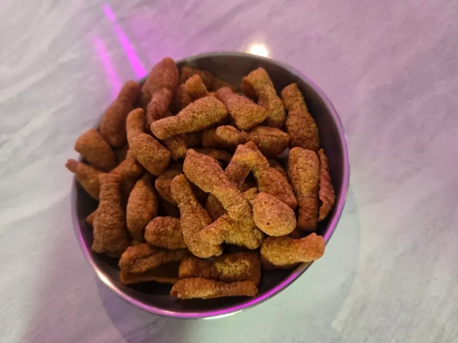 기본 안주로 나온 닭다리 맛 옛날과자