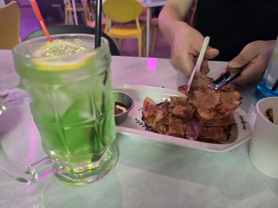 쥐포구이와 함께 놓인 하이볼 한 잔