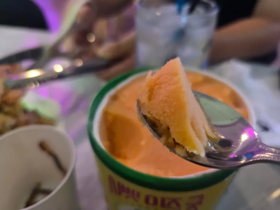 과일이 넉넉히 올라간 딸기 망고 하이볼