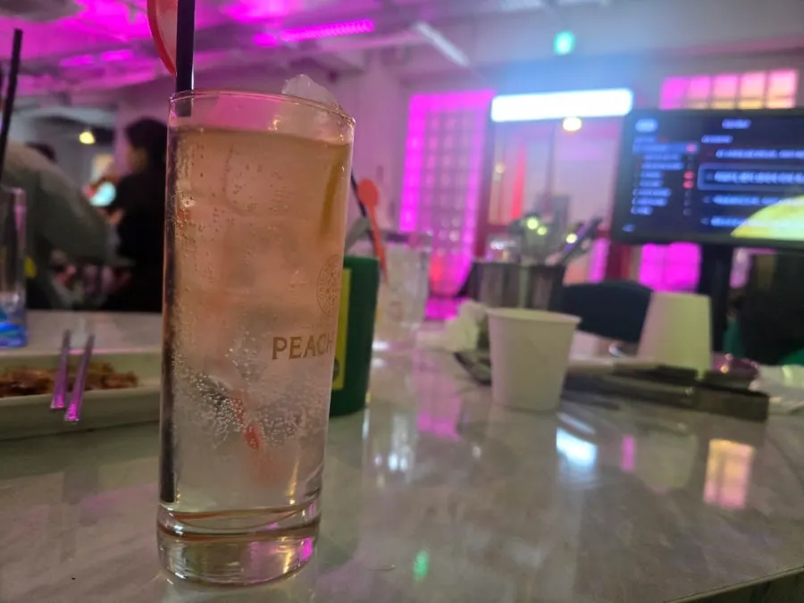 테이블에 차려진 안주와 하이볼