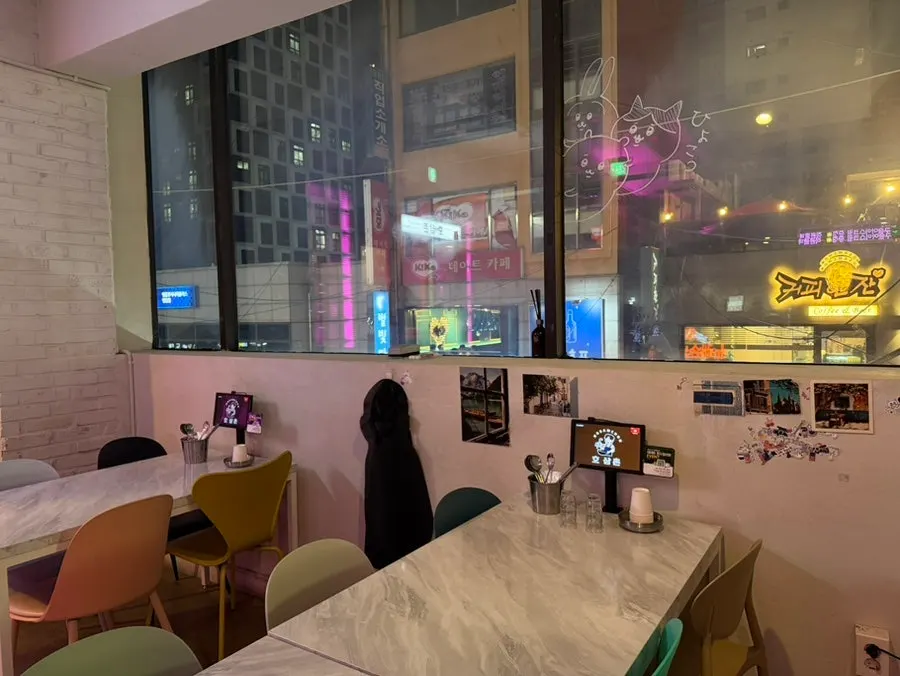 Window seating at Ho Samchon Yeongdeungpo