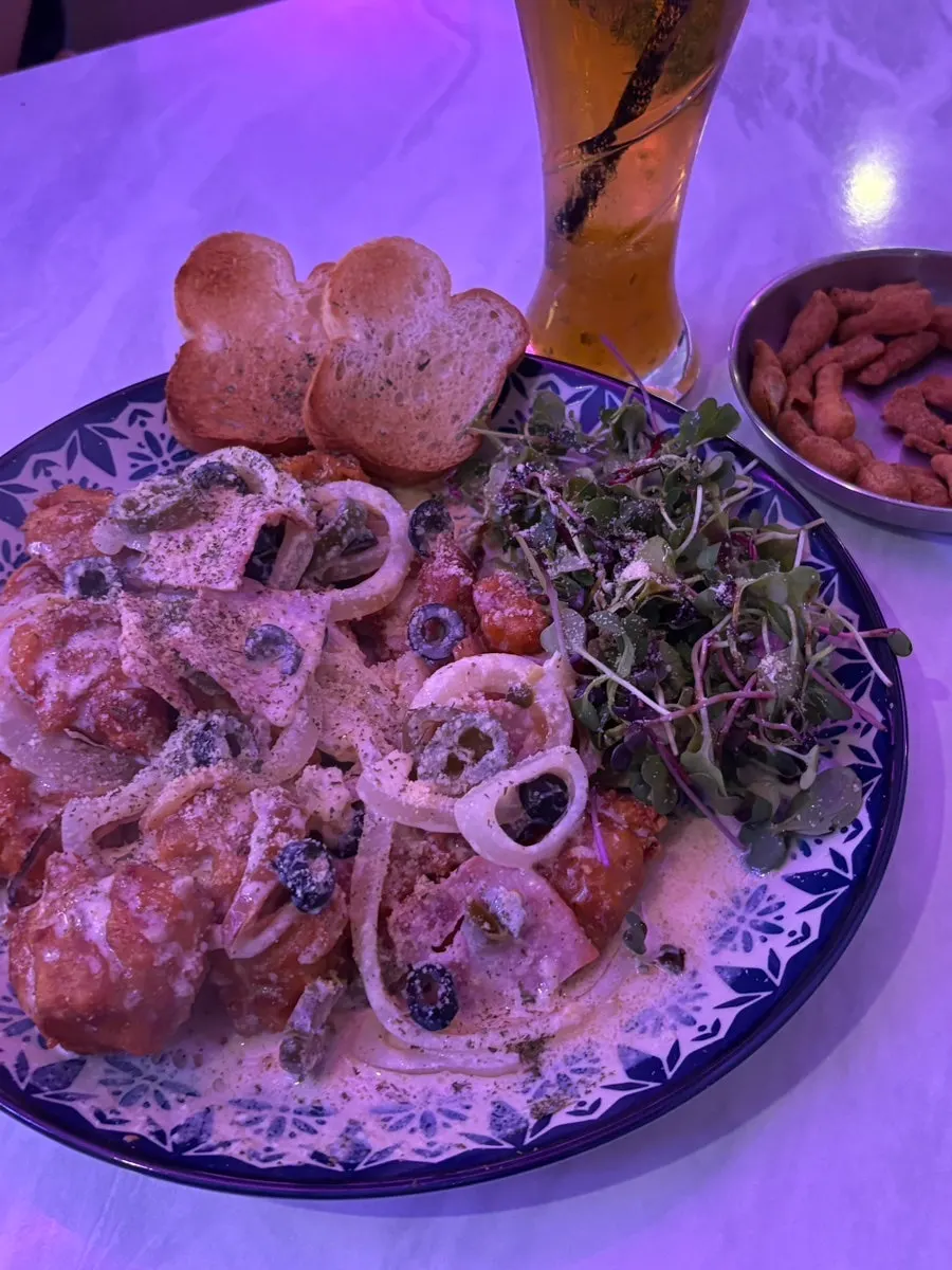 Crispy chicken with creamy carbo sauce