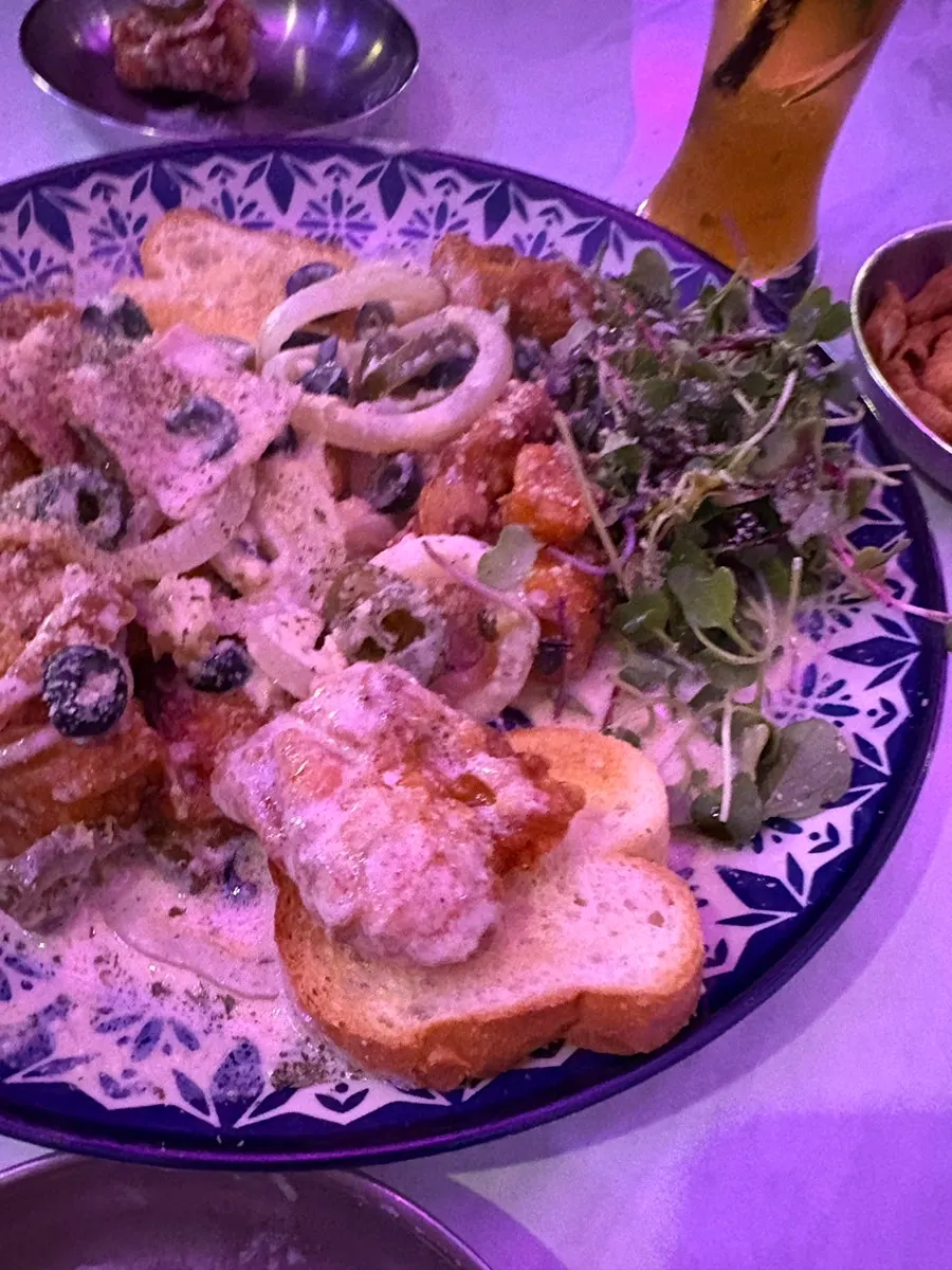 Two pieces of bread for dipping in carbo sauce