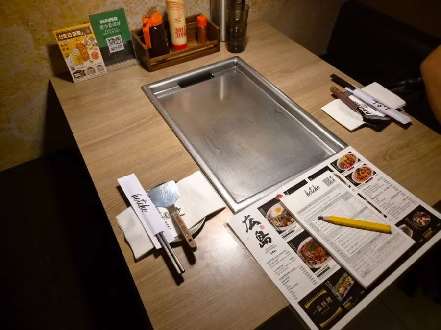 Cooking hot plate installed at each table