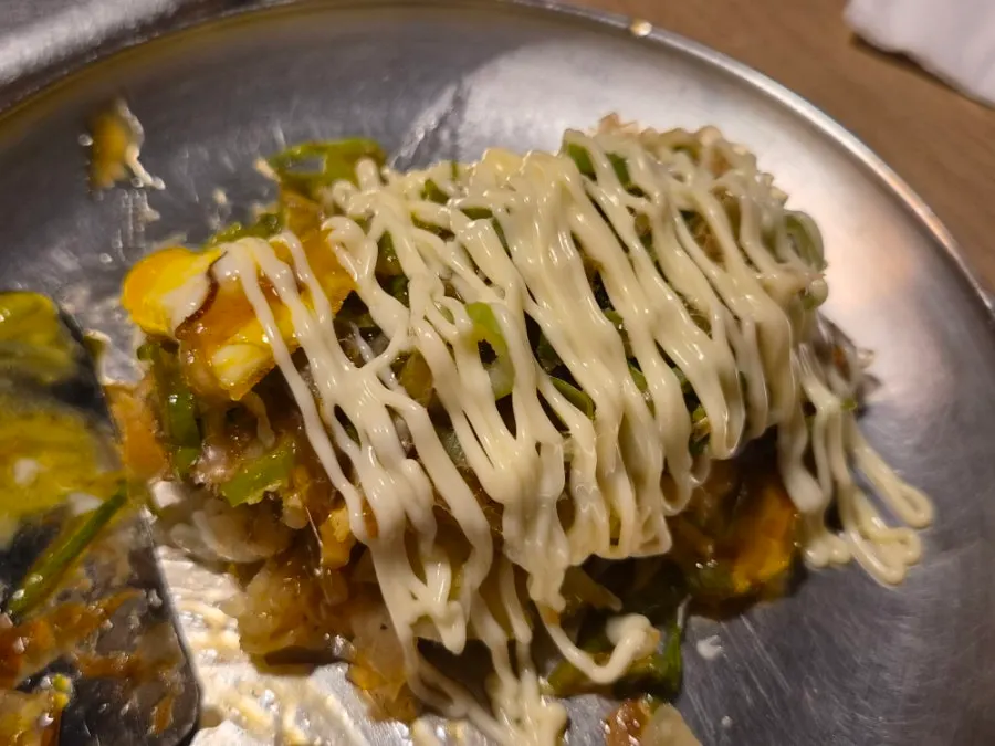 Side view showing the thickness of the okonomiyaki
