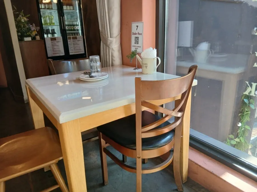 Hôtel de Couture restaurant in a Yeonnam-dong alley