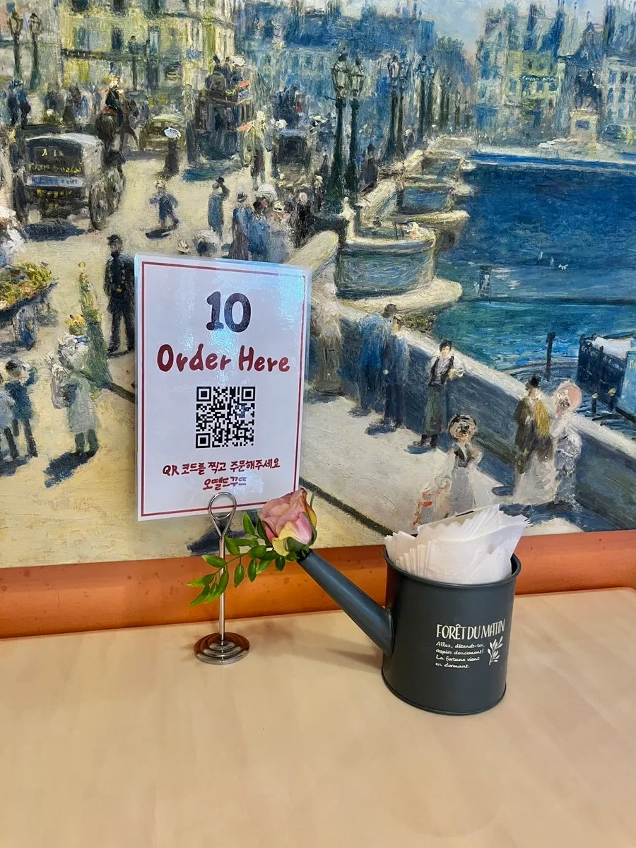 QR code ordering sign on a table at Hôtel de Couture