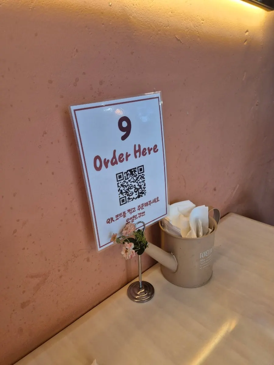 QR code ordering guide on the table at Hôtel de Couture