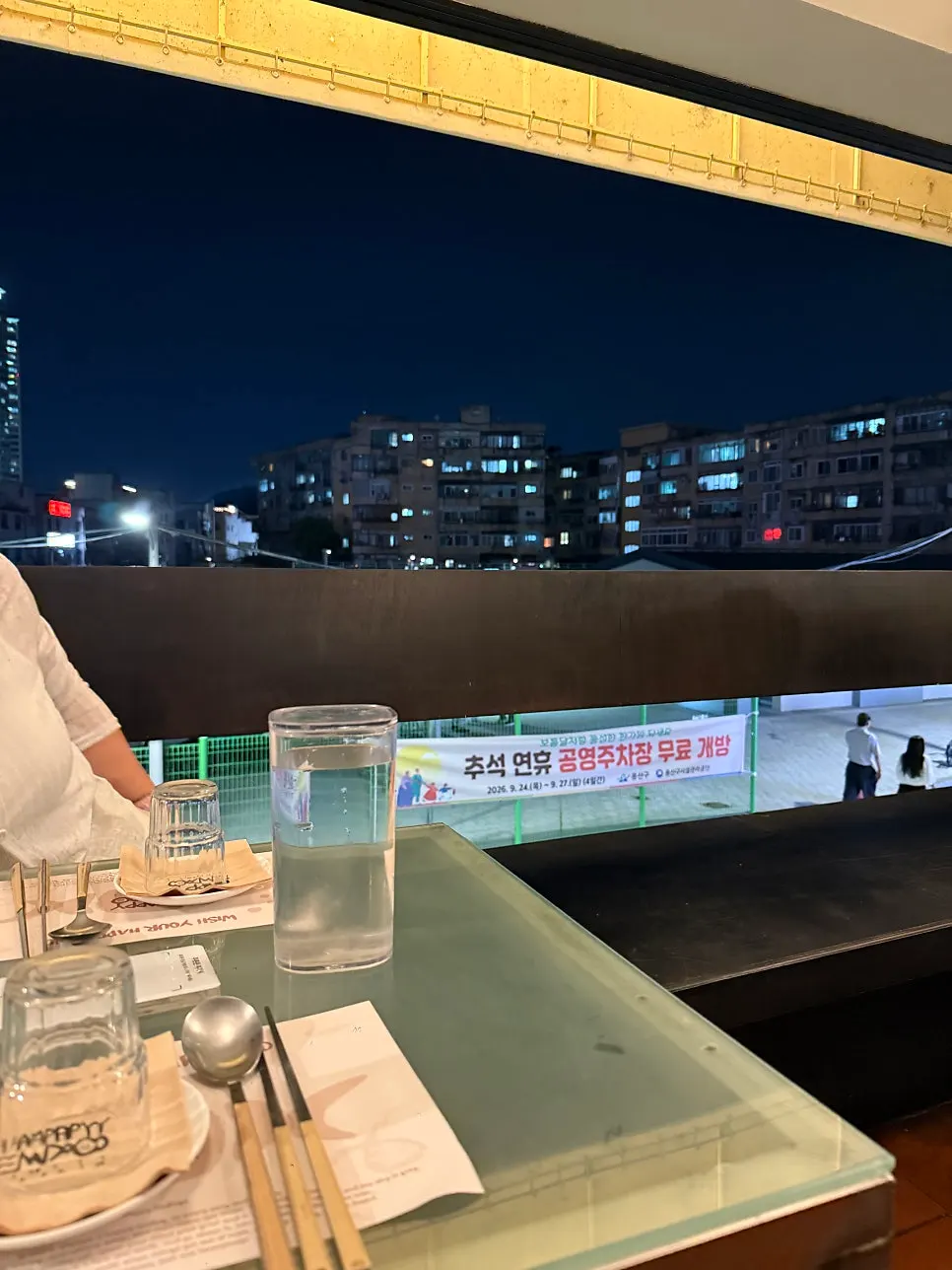 통창을 활짝 연 핫피엔도 2층 내부