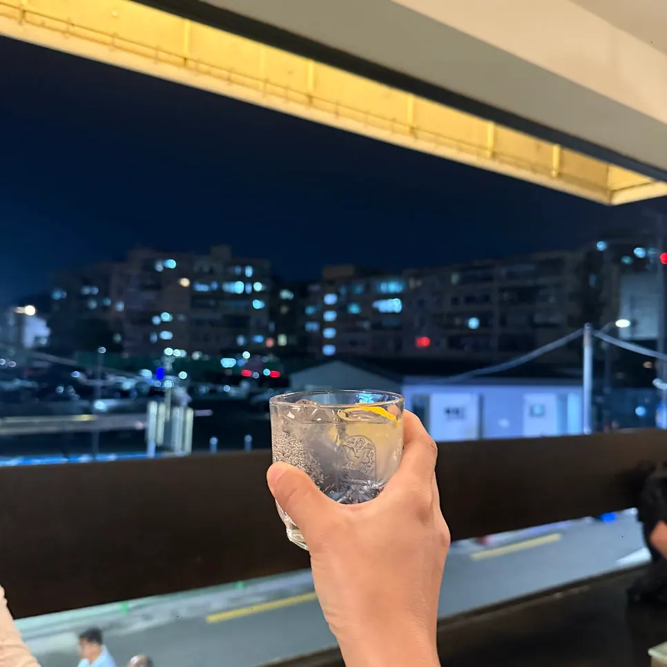 핫피엔도 통창으로 보이는 바깥 풍경