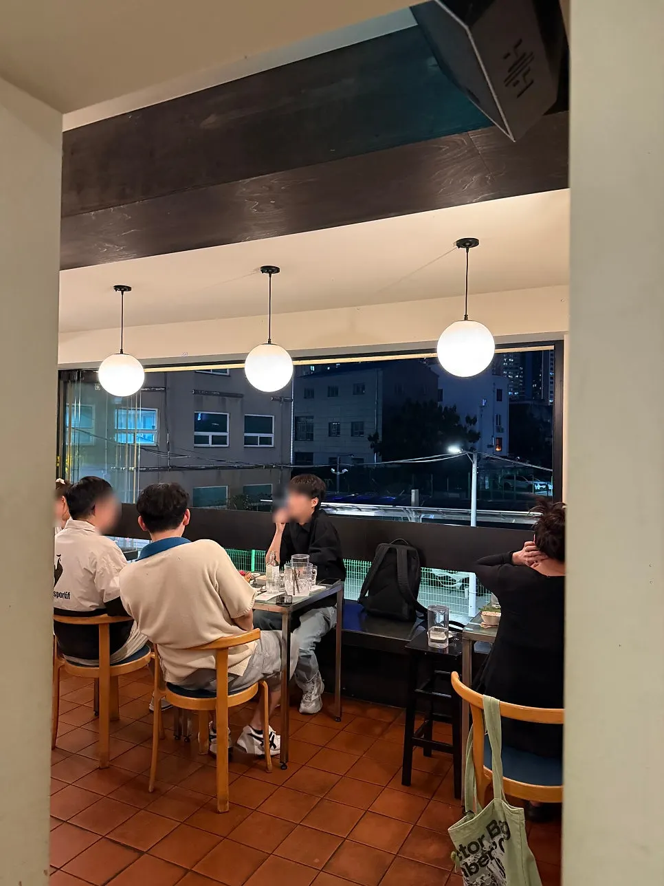 핫피엔도 입구 쪽 창가 4인석 테이블