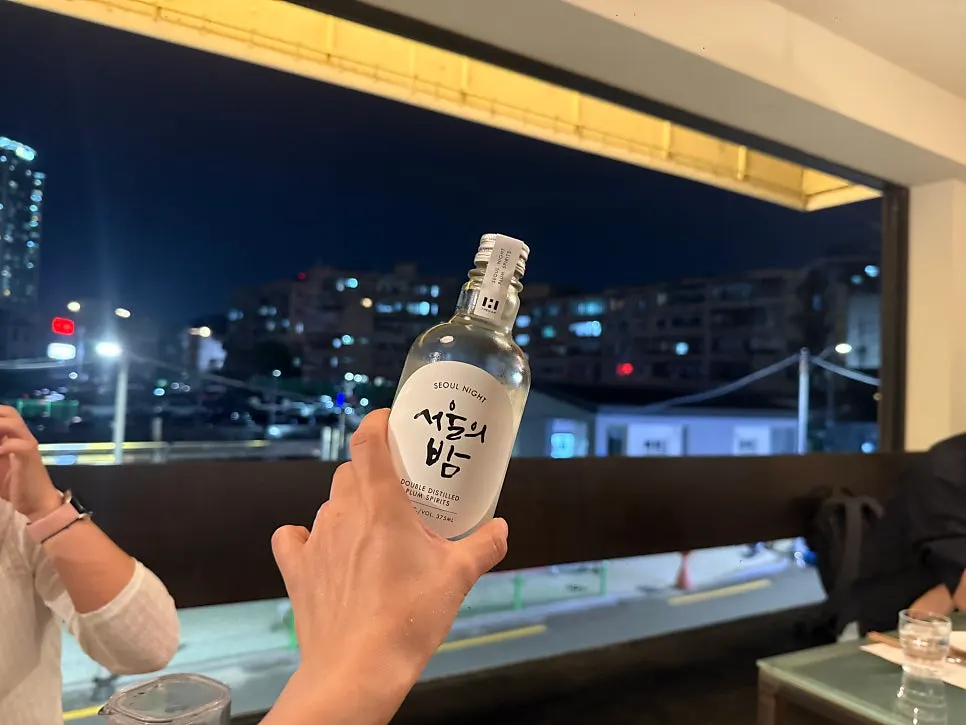 창가에 놓인 서울의밤 잔과 안키모 김밥