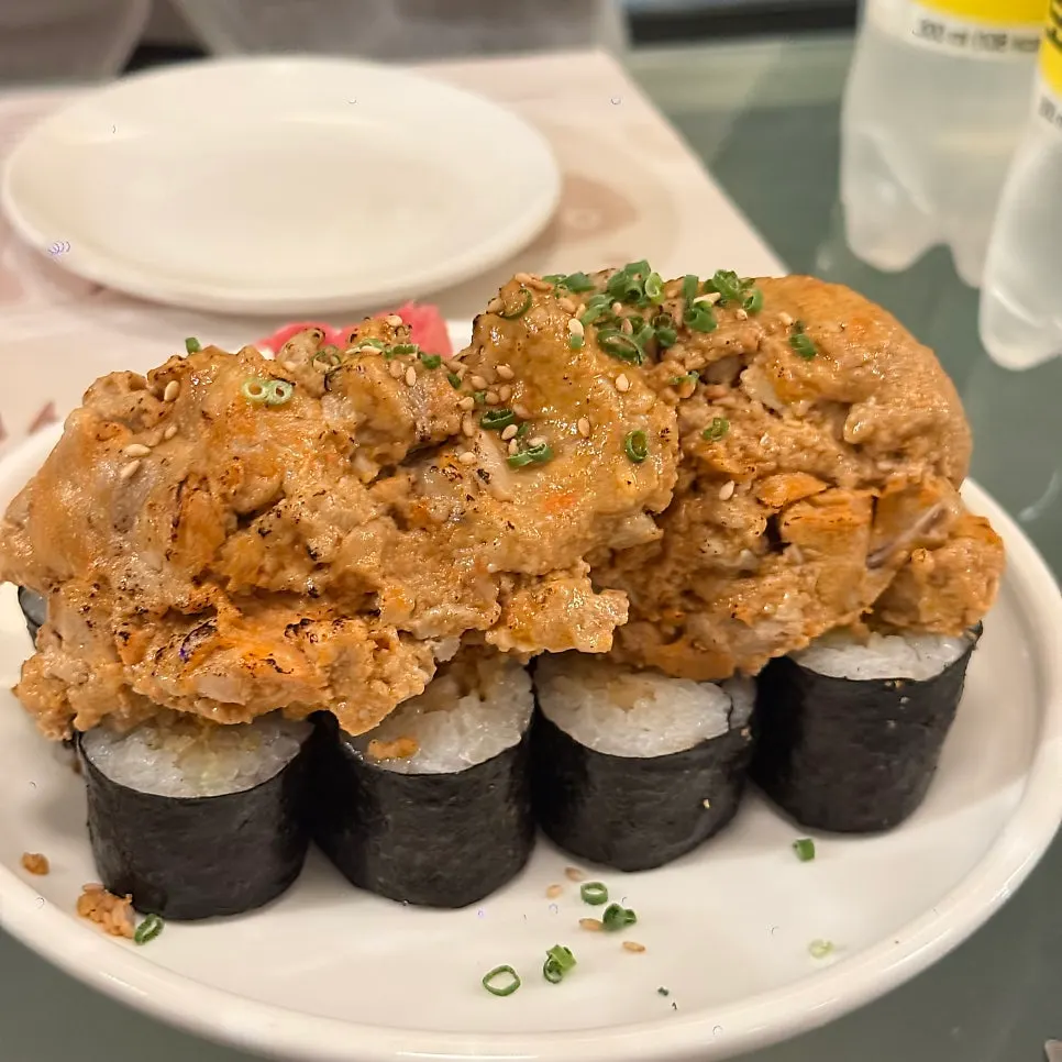 안키모를 올린 소금김밥 한 조각 클로즈업