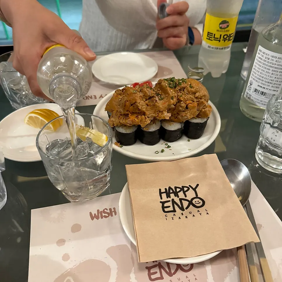 소금김밥과 안키모를 함께 집어 든 모습
