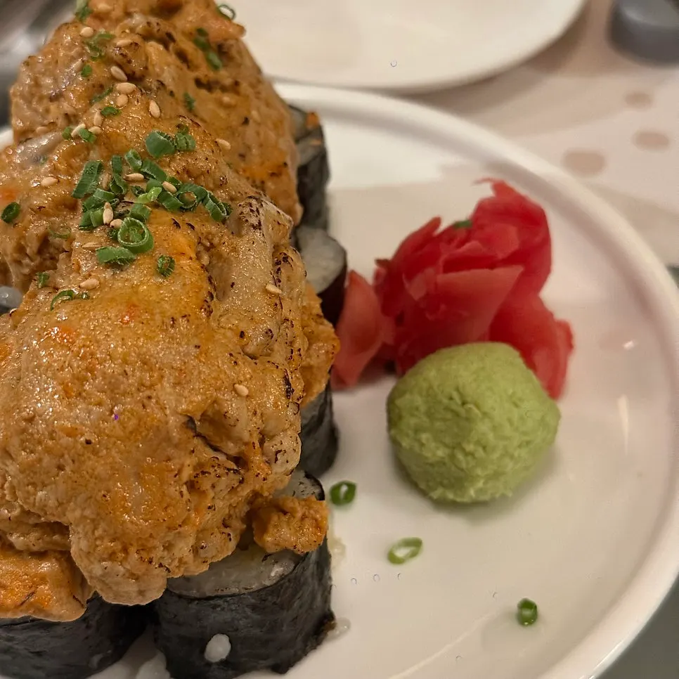 와사비를 곁들인 안키모 소금김밥 접시