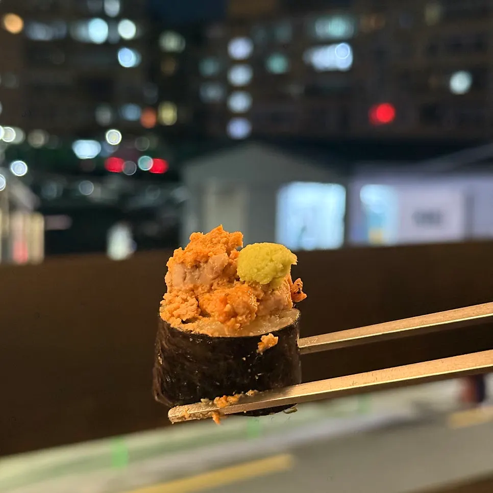 핫피엔도 창가 테이블의 마지막 김밥과 술잔