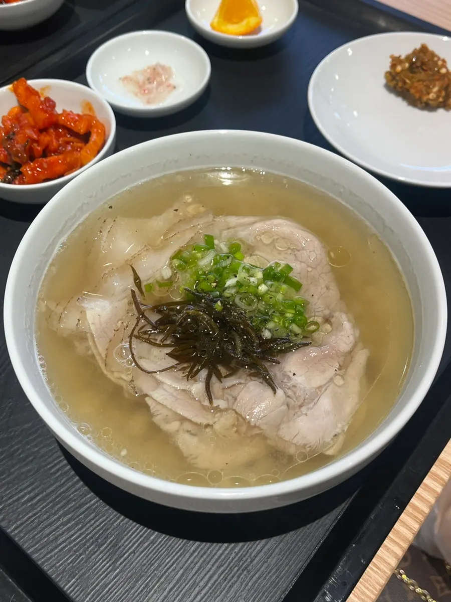 Tot seaweed on top of the clear broth