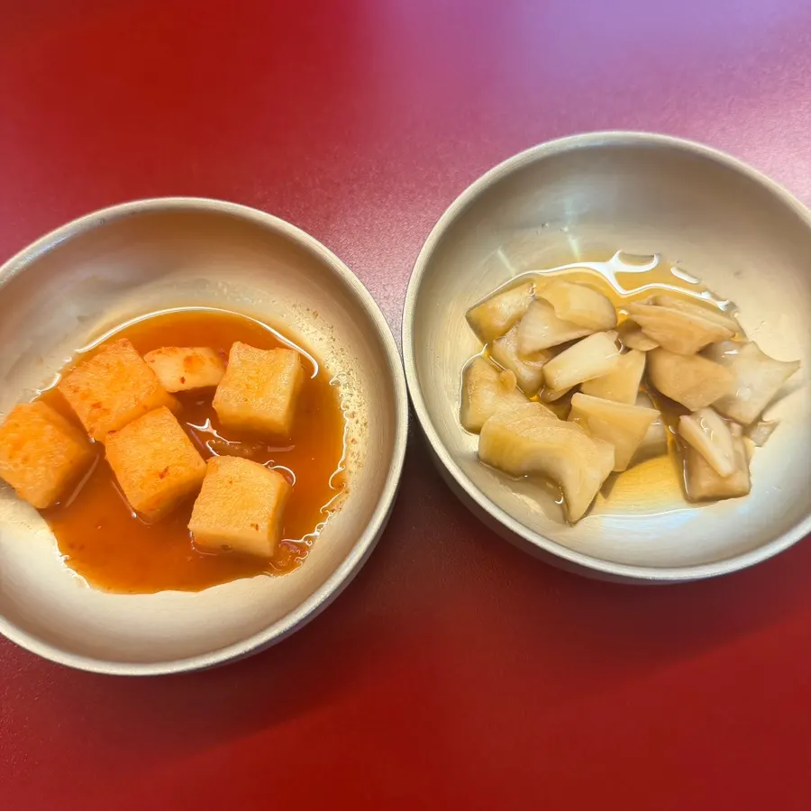 Asientos y mesa puesta en Horangi Gotgan Gongdeok Branch