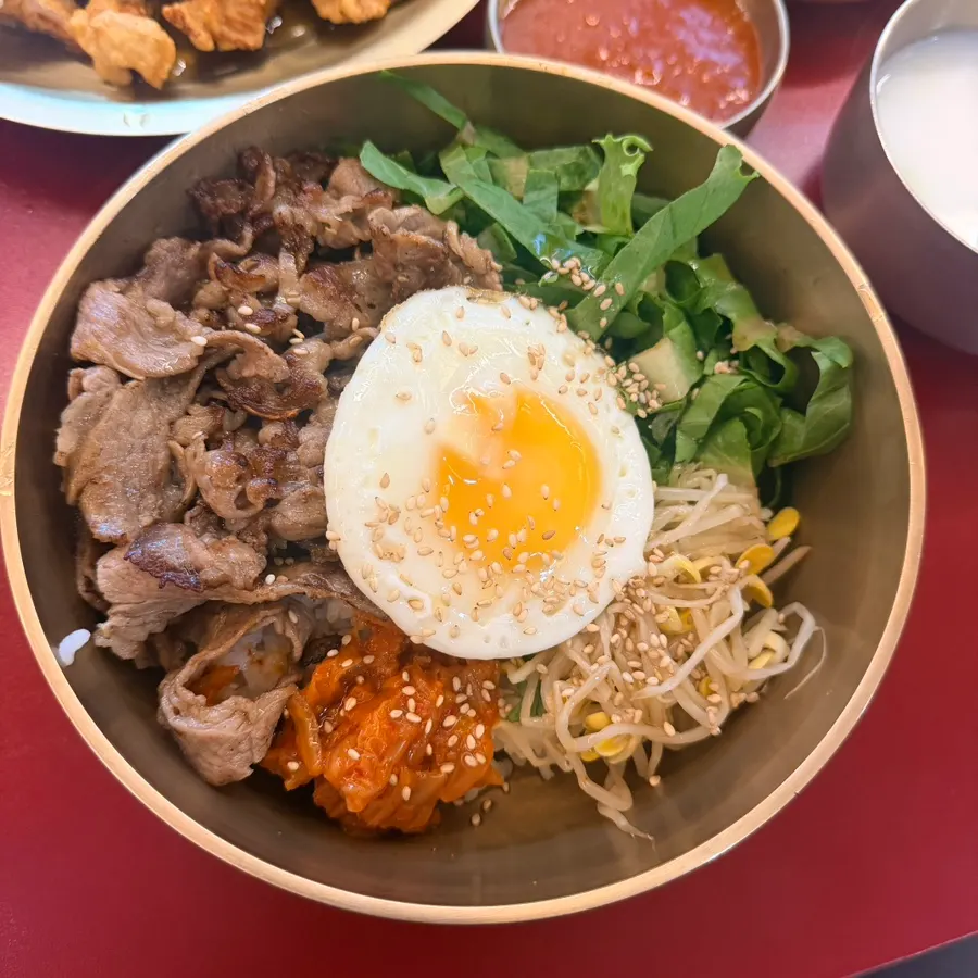 Woosamgyeop bibimbap de Horangi Gotgan con panceta de res