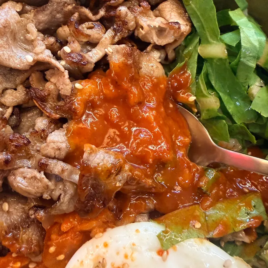 Woosamgyeop bibimbap junto al caldo de huesos de cortesía